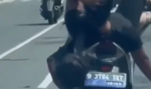 Geger! Video Pria Mengendarai Motor Sambil Rebahan di Jalan Margonda Raya
