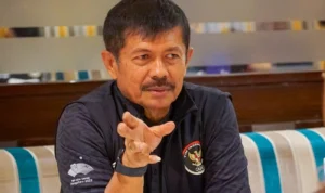 Pelatih Timnas Indonesia U-24, Indra Sjafri, dengan cermat mengawasi pertandingan antara Uzbekistan dan Hong Kong dalam babak penyisihan Grup C Asian Games 2022 (2023) yang digelar di Stadion Shancheng Sports Centre, Hangzhou, pada Senin (25/9).