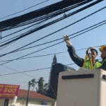 Wali Kota Depok Potong Kabel Udara Semrawut di Jalan Tole Iskandar
