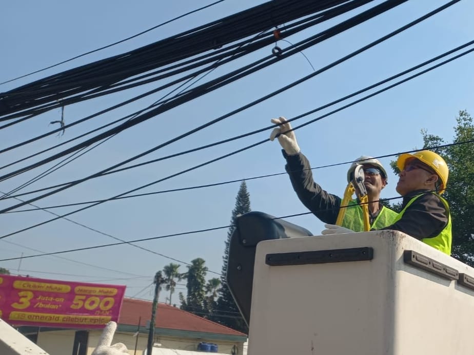 Wali Kota Depok Potong Kabel Udara Semrawut di Jalan Tole Iskandar