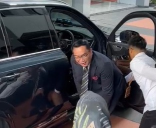 Turun dari Volvo Biru, Ridwan Kamil Merengangkan Tubuh Usai Nyetir Bandung-Jakarta