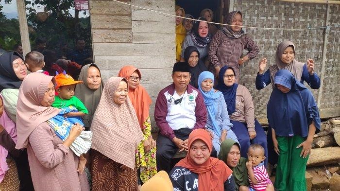 Emak-emak di Kalapadua Majalengka Rebutan Berfoto Dengan Wagub Jabar Uu Ruzhanul Ulum