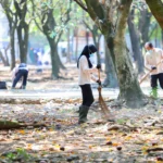 Petugas kebersihan membersihkan kawasan Alun-alun Tegalega yang digunakan sebagai lubang sampah organik Kota Bandung.