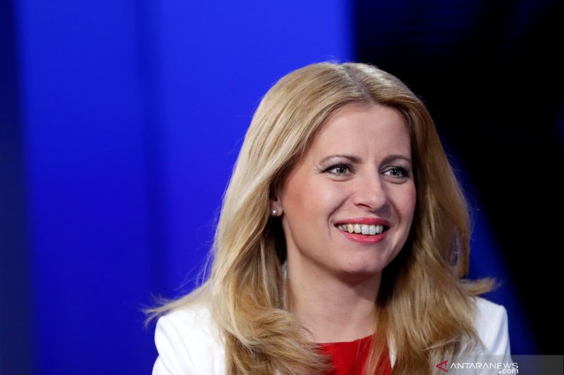 Presiden Slovakia, Zuzana Caputova, menjadi sorotan publik setelah memberikan mandat kepada Robert Fico, perdana menteri Slovakia yang dikenal sebagai pendukung Rusia, untuk membentuk pemerintahan baru.