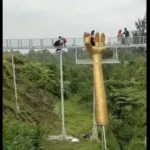 Tangkapan layar Video Netizen yang menunjukkan detik-detik jembatan kaca di Banyumas Pecah. (Instagram)