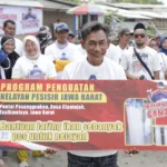 Sukarelawan Nelayan Balad Ganjar memberikan bantuan jaring ikan yang diberikan secara simbolis kepada perwakilan nelayan Pantai Pasanggarahan, Tasikmalaya, Jawa Barat, Rabu 11 Oktober 2023.