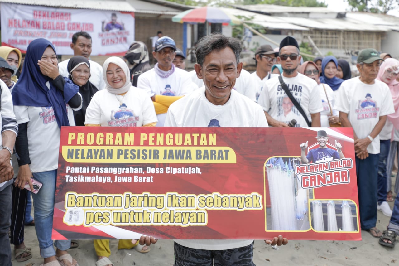 Sukarelawan Nelayan Balad Ganjar memberikan bantuan jaring ikan yang diberikan secara simbolis kepada perwakilan nelayan Pantai Pasanggarahan, Tasikmalaya, Jawa Barat, Rabu 11 Oktober 2023.