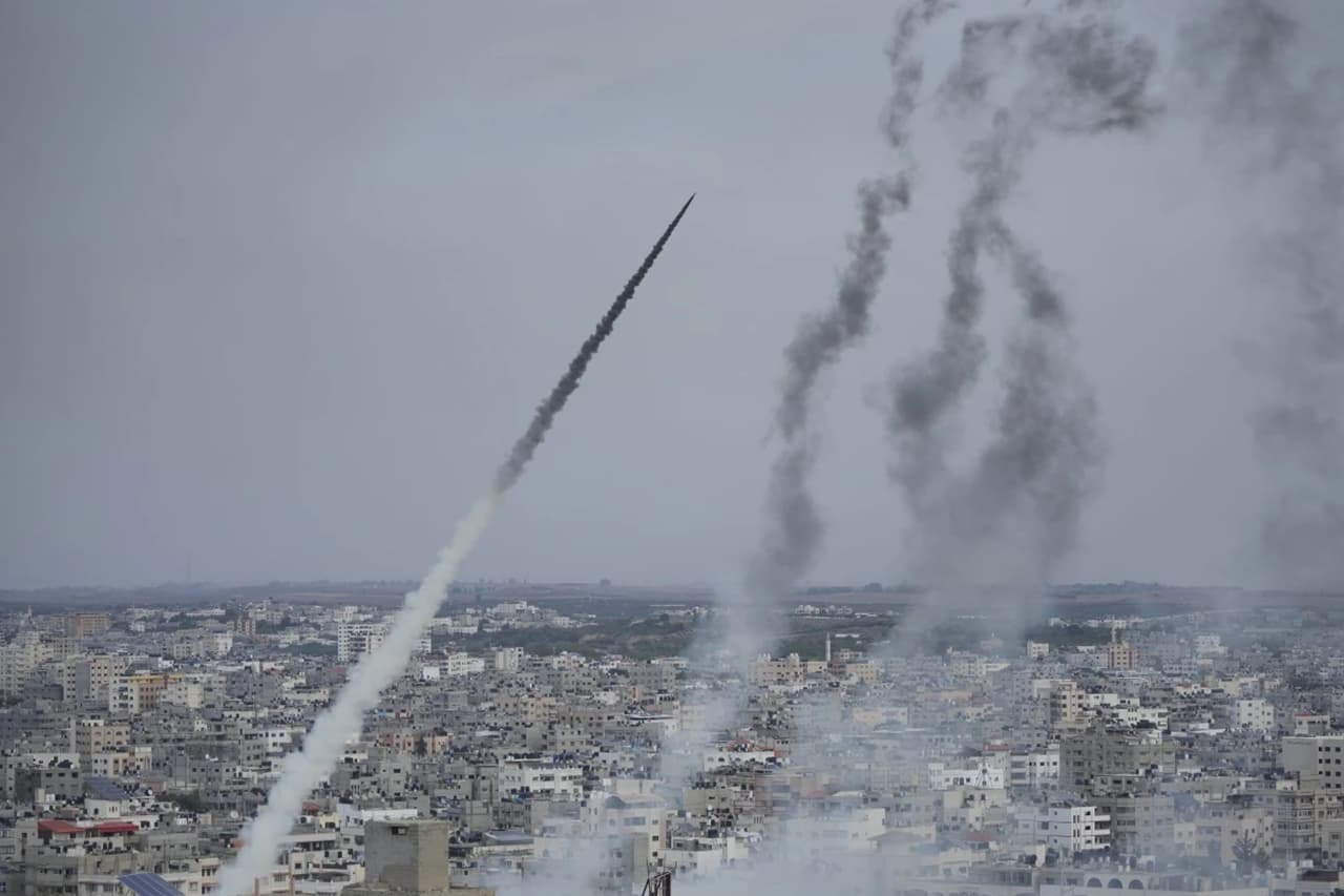 Serangan Balik Hamas ke Israel Menewaskan Sedikitnya 100 Orang