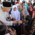 Lantunan Selawat para santri Ponpes Al-Jauhariyah Balerante, Cirebon menggema kala menyambut kedatangan Ganjar Pranowo, Minggu 8 Oktober 2023.