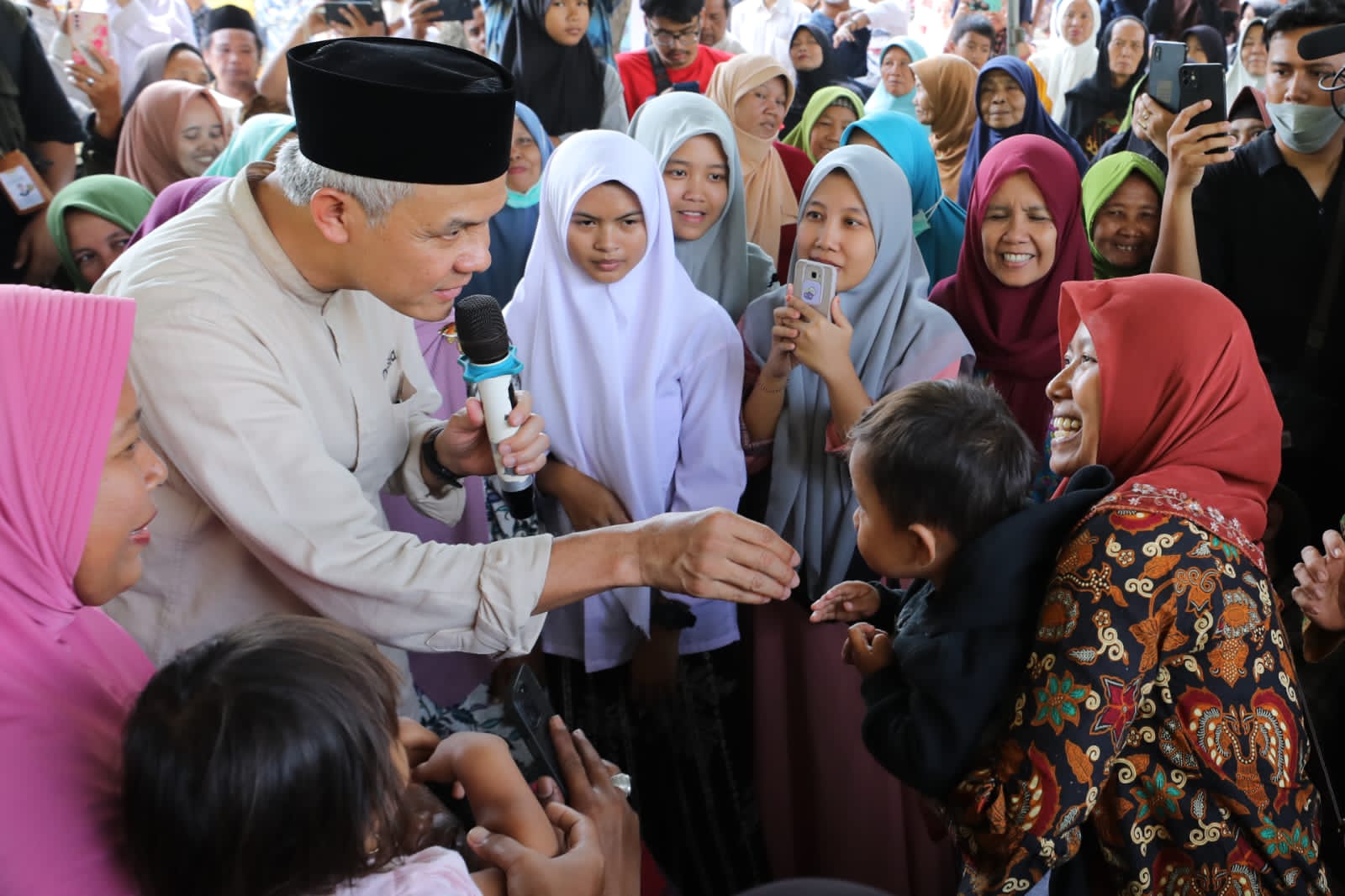 Lantunan Selawat para santri Ponpes Al-Jauhariyah Balerante, Cirebon menggema kala menyambut kedatangan Ganjar Pranowo, Minggu 8 Oktober 2023.