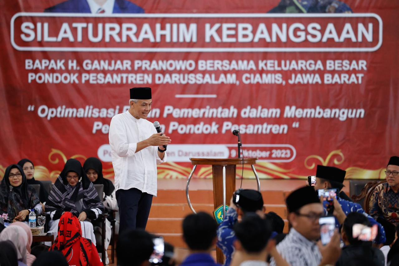 Ganjar Pranowo menyambangi Ponpes Darussalam, Ciamis, Jawa Barat untuk silaturahmi kebangsaan sekaligus menjelaskan pendidikan vokasi bagi santri , Senin 9 Oktober 2023.