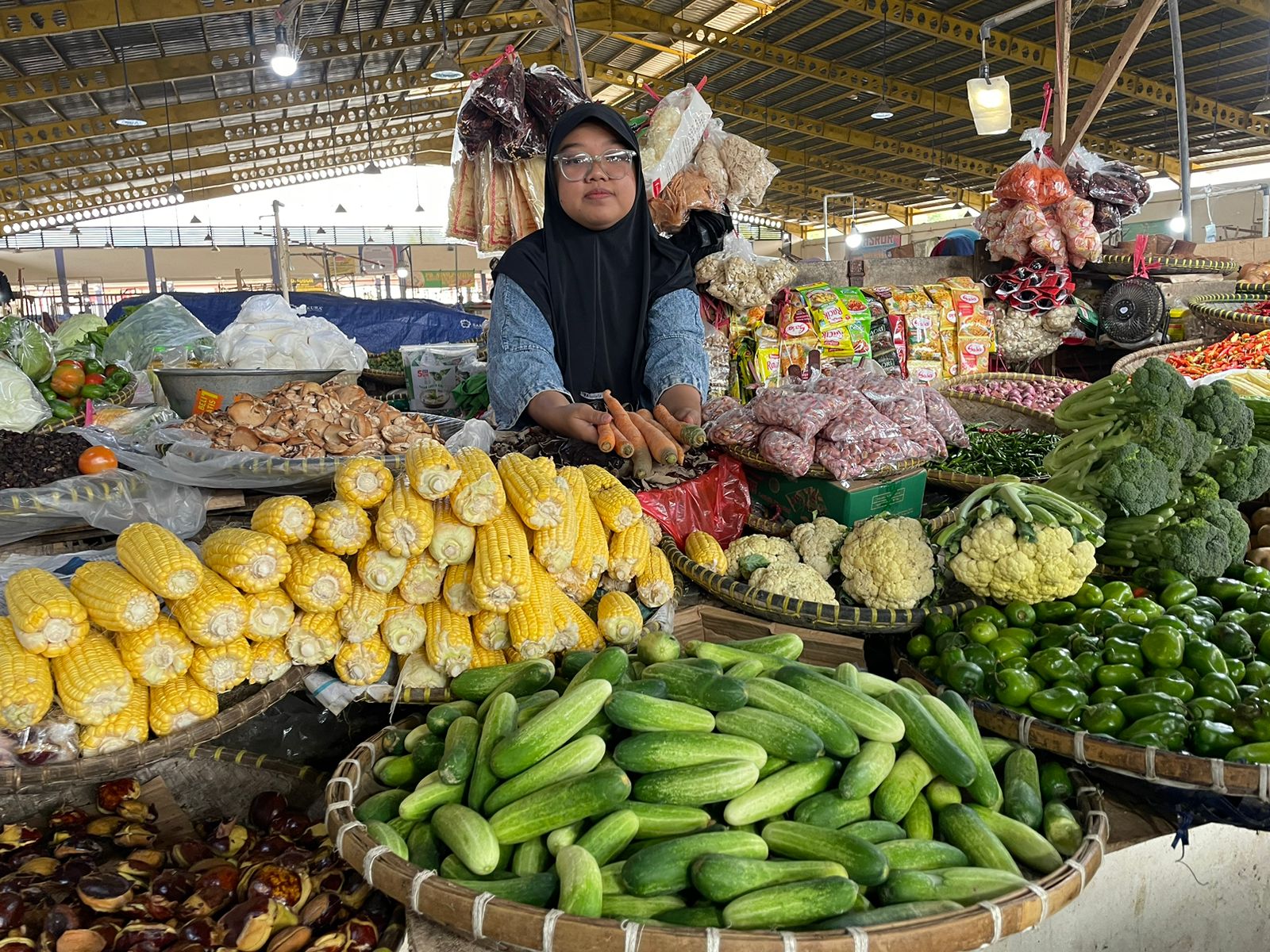 Harga sayuran di Pasar Soreang Kabupaten Bandung alami kenaikan sigifikan akibat faktor cuaca dan kemarau panjang. Agi/Jabar Ekspres.