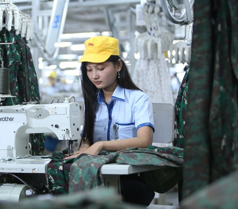 Salah seorang pekerja industri tekstil tampak fokus menekuni pekerjaannya di tengah badai PHK. (ISTIMEWA)
