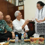 Bakal Calon Presiden Ganjar Pranowo tanpak akrab dengan salah seorang tokoh Sunda, Ceu Popong saat berkunjung di kediamanan di Jalan Cipaganti, Kota Bandung, Jawa Barat, Rabu (4/10/2023).