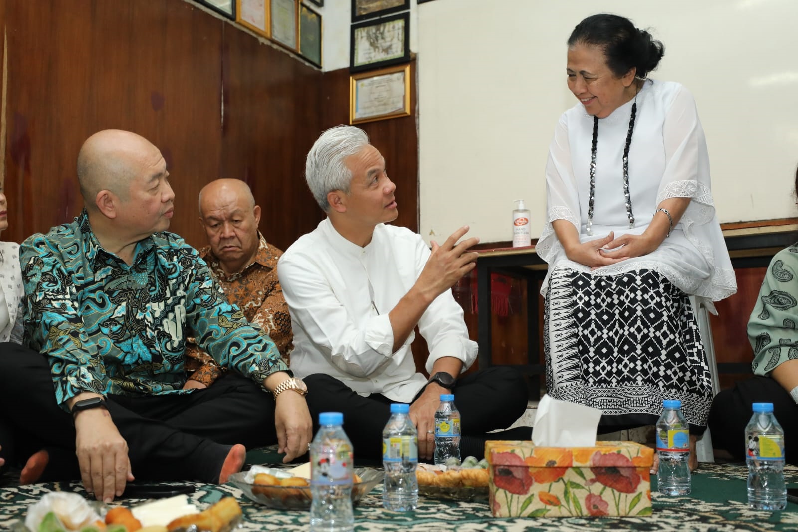 Bakal Calon Presiden Ganjar Pranowo tanpak akrab dengan salah seorang tokoh Sunda, Ceu Popong saat berkunjung di kediamanan di Jalan Cipaganti, Kota Bandung, Jawa Barat, Rabu (4/10/2023).