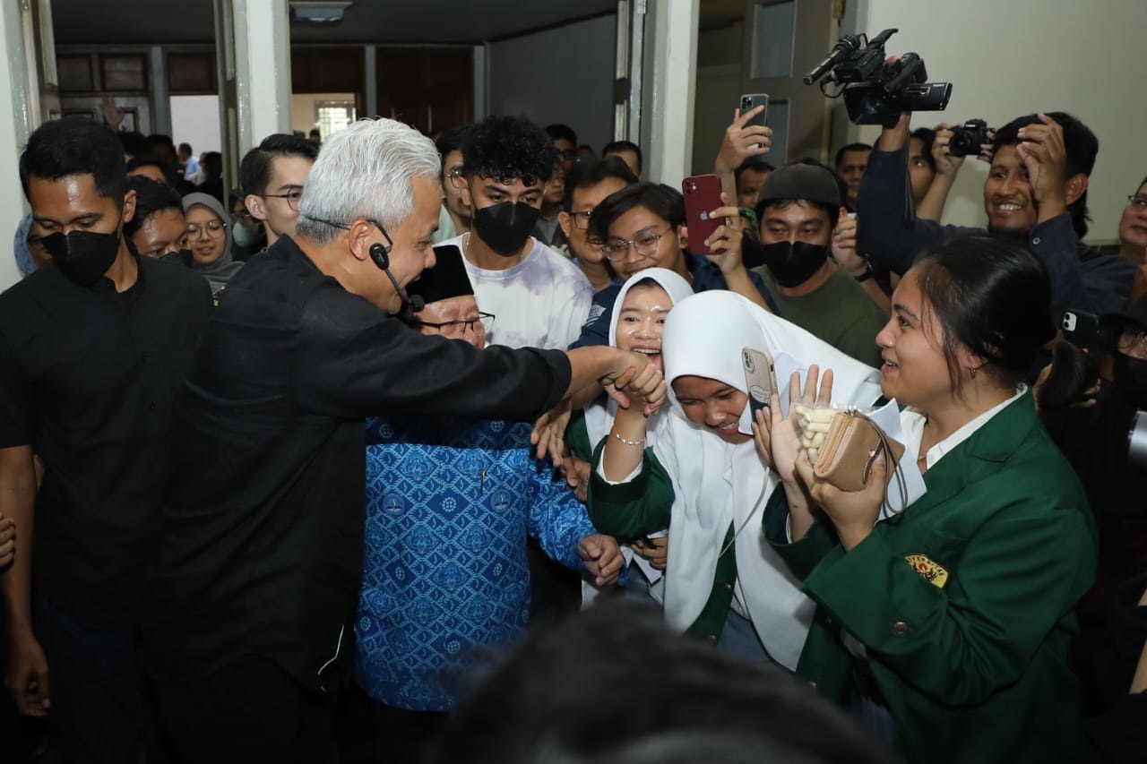 Bakal Calon Presiden (Bacapres) Ganjar Pranowo saat menyapa mahasiswa baru Universitas Pasundan (Unpas) Bandung sekaligus mengajak pemuda untuk siap menghadapi tantangan masa depan.