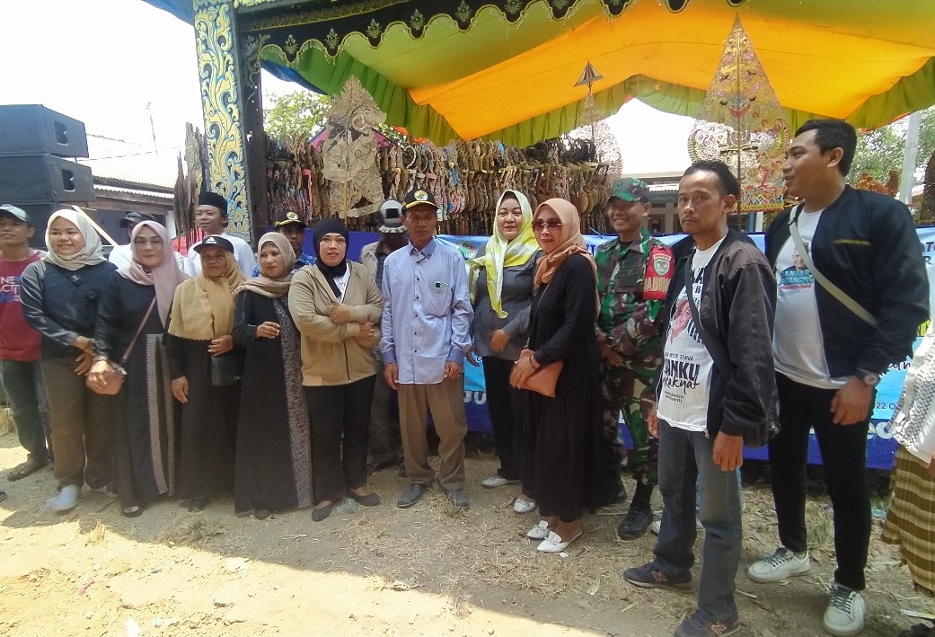 Sukarelawan Ganjar Pranowo yang tergabung dalam Komunitas Nelayan Pesisir (KNP) mengadakan silaturahmi dengan para pelaut yang ada di Desa Cilamaya Girang, Kecamatan Blanakan, Kabupaten Subang, Jawa Barat, Sabtu (28/10).