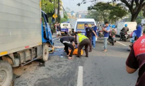 Evakuasi korban kecelakaan di Cileungsi, Bogor