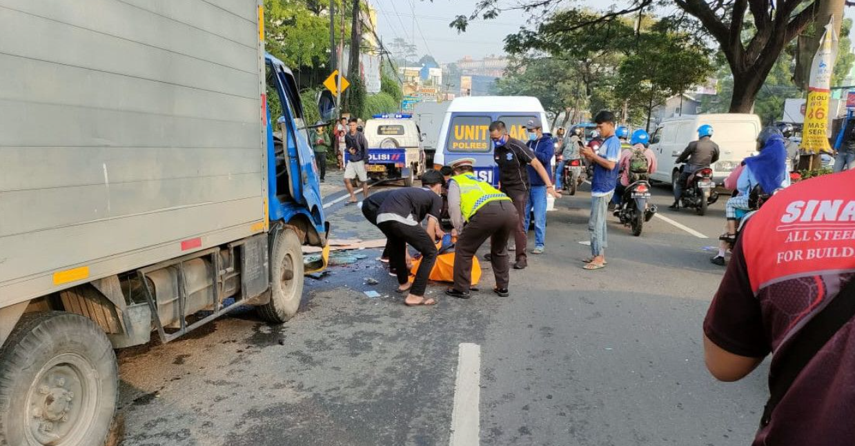 Evakuasi korban kecelakaan di Cileungsi, Bogor