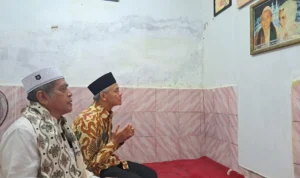 Ganjar Pranowo Ikuti Jejak Jokowi dan Gus Dur, Doa di Kamar Pendiri Ponpes Miftahul Huda Al Azhar