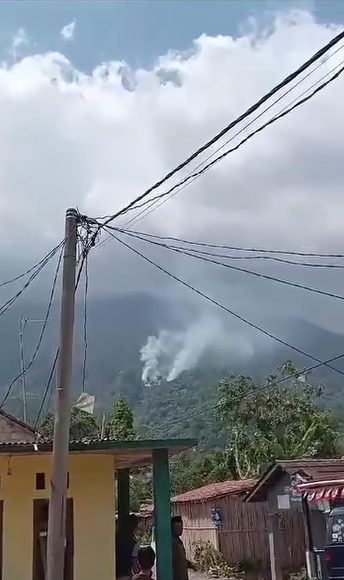 Video amatir warga setempat yang memperlihatkan Gunung Salak terbakar.