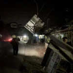 PJU-TS milik BPTD tumbang usai dihajar truk di Jalan Raya Cipatat, Kabupaten Bandung Barat. Selasa (17/10). Foto warga