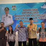 Pj Bupati Bandung Barat, Arsan Latif bersama Kepala Bapenda KBB Duddy Prabowo. Kamis (19/10). Foto Jabarekspres