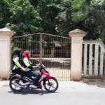 Kondisi Kantor KPRI Sembada Solokanjeruk, Kabupaten Bandung sepi dan gerbang digembok usai ketua koperasi HS ditetapkan jadi tersangka korupsi. (Yanuar/Jabar Ekspres)