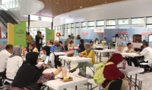 BARU : Sejumlah penumpang sedang menikmati aneka makanan dan minuman di Sajian Kuliner Stasiun Kereta Cepat Tegalluar, Jumat (27/10)