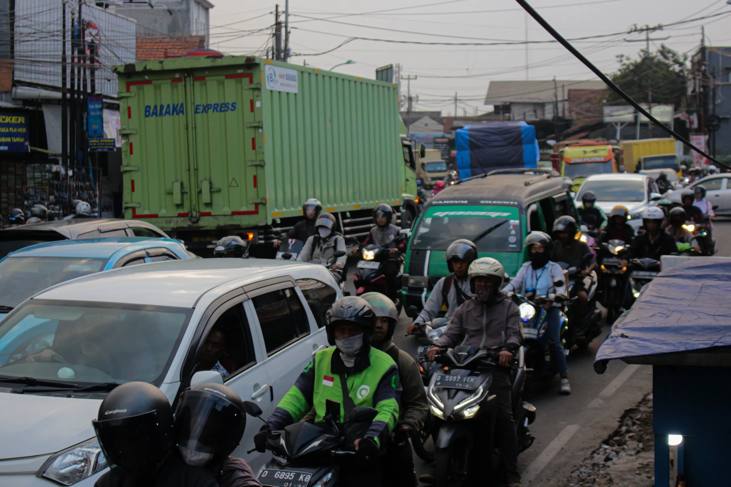 Arus lalu lintas di Jalan Raya Cinunuk, Kabupaten Bandung kerap dipadati kendaraan hingga menimbulkan kemacetan. (Pandu Muslim/Jabar Ekspres)