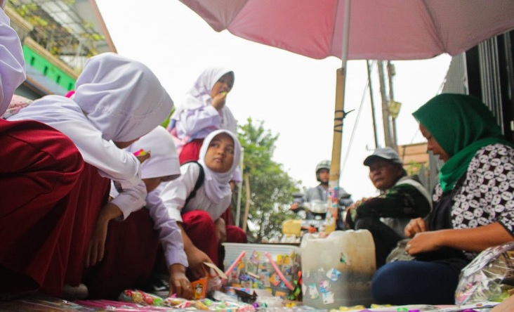 JAJAN-Aktifitas Siswa SD yang masih jajan di sekitar sekolah, sebagai pemicu keracunan massal. ( Pandu Muslim - JabarEkspres)