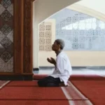 ILUSTRASI: Membaca doa sesudah sholat Magrib . (Freepik)