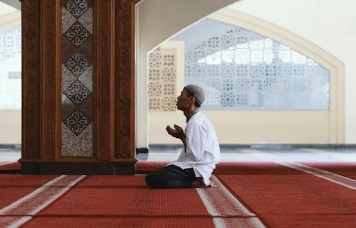 ILUSTRASI: Membaca doa sesudah sholat Magrib . (Freepik)