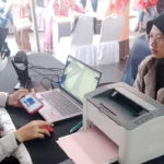 APLIKASI SIDONI: Petugas PMI Kabupaten Bandung saat menjelaskan mengenai APliaksi SIDoni keapda calon Pendonor. (rita-JE)
