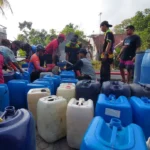 Sejumlah warga tampak antrean mengambil di tengah krisis air bersih akibat musim kemarau berkepanjangan. DPRD Kota Bandung meminta agar layanan air bersih bagi warga harus terjamin. (ILUSTRASI)