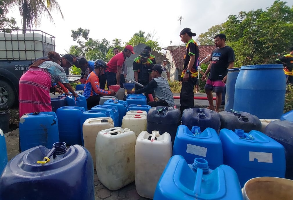 Sejumlah warga tampak antrean mengambil di tengah krisis air bersih akibat musim kemarau berkepanjangan. DPRD Kota Bandung meminta agar layanan air bersih bagi warga harus terjamin. (ILUSTRASI)
