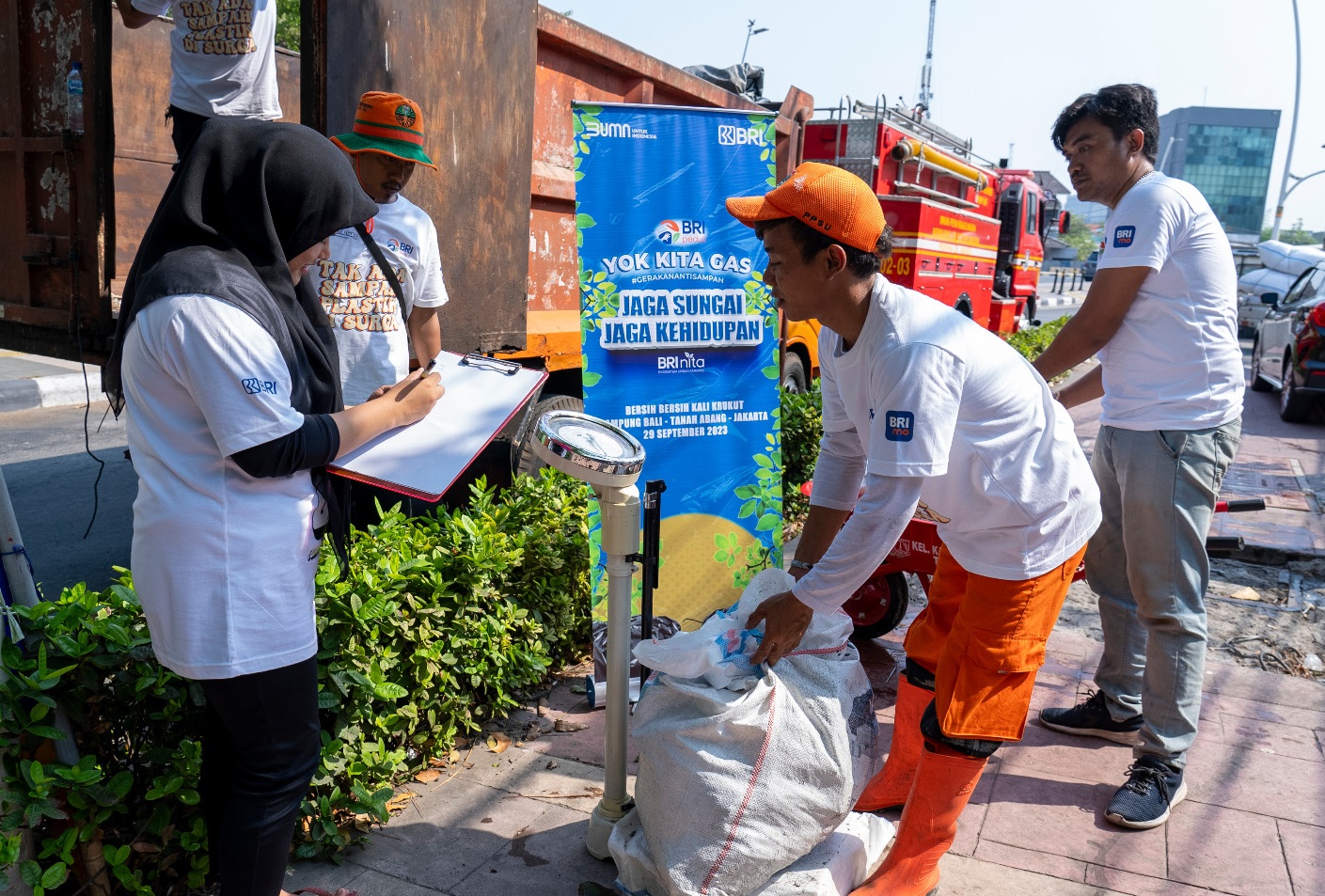PT Bank Rakyat Indonesia (Persero) Tbk atau BRI mengajak masyarakat untuk jaga lingkungan di Kampung Bali yang berada di tengah kota Jakarta.