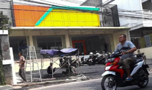 Pembangunan Minimarket Yomart di Jalan Padasuka Kota Bandung sampai saat ini masih terus berlanjut. Padahal sebelumnya bangunan telah disegel