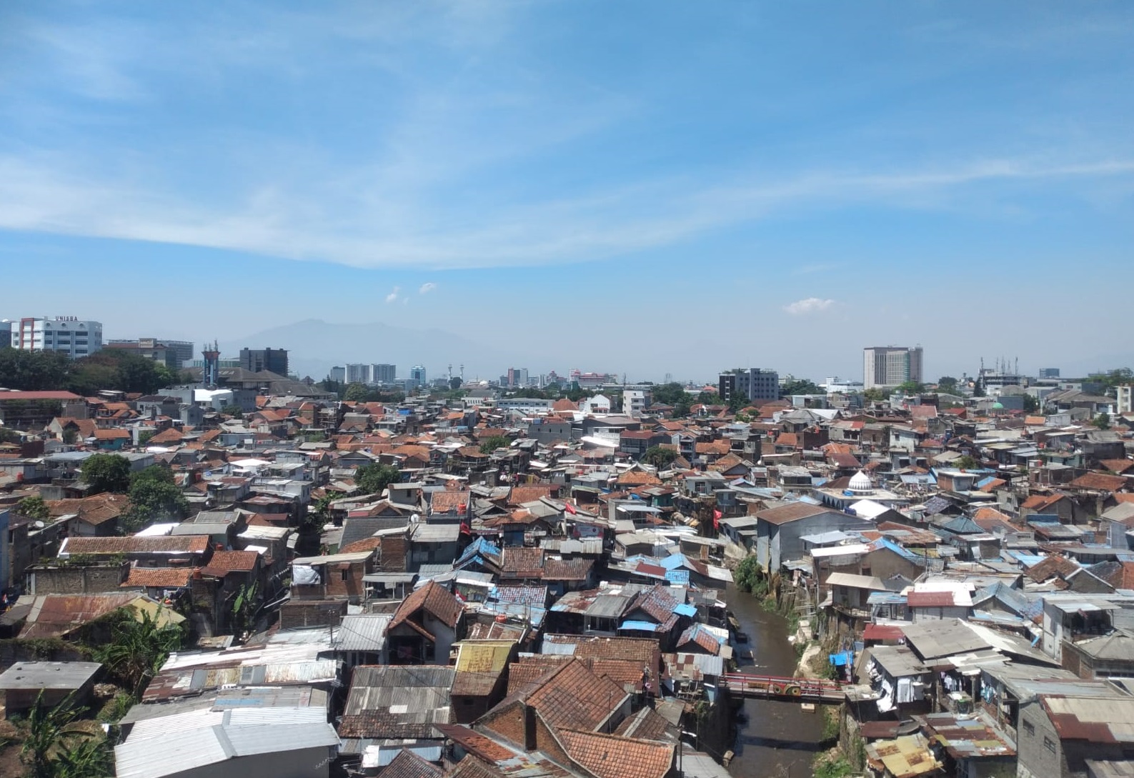 Pemenuhan rumah tinggal yang sudah menjadi kebutuhan dasar warga Kota Bandung. Namun sampai saat ini masih jauh dari harapan.