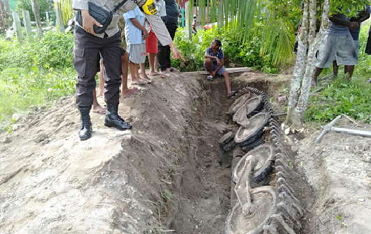 Warga Sarmi Papua temukan tank bekas Perang Dunia II saat menggali selokan pada Senin 9 Oktober 2023.