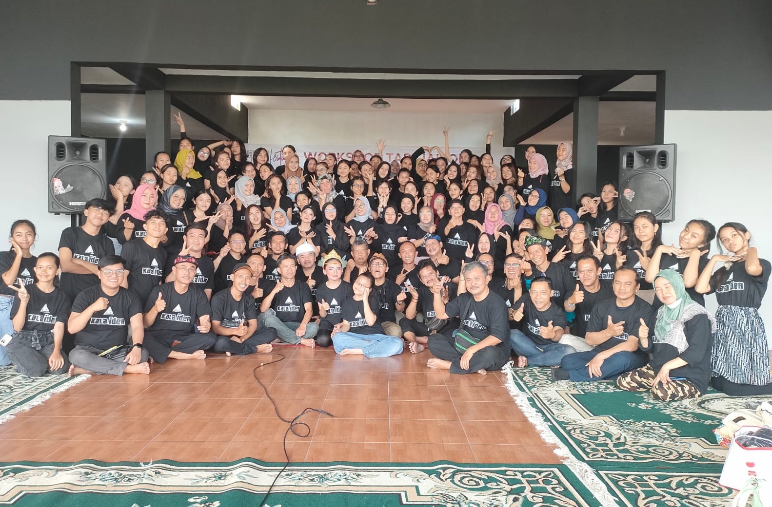 Ratusan pelatih dan koreografer Jaipong dari Padepokan Seni di Jawa Barat ikuti Workshop lagu Kalaider di Padepokan Muara Beres, Lembang