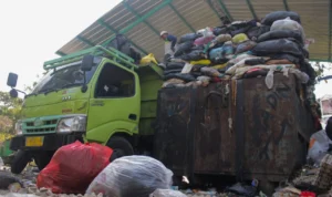 Tumpukan sampah menunggu diangkut di TPS Panyileukan, Kota Bandung, Senin, 25 September 2023. Pandu Muslim/Jabar Ekspres.