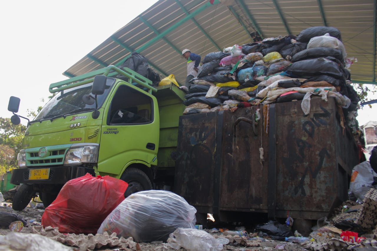 Tumpukan sampah menunggu diangkut di TPS Panyileukan, Kota Bandung, Senin, 25 September 2023. Pandu Muslim/Jabar Ekspres.