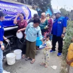 Untuk membantu masyarakat yang dilanda krisis air bersih, DPD Partai Demokrat memberikan batuan air secara langsung kepada warga.