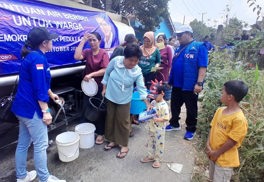 Untuk membantu masyarakat yang dilanda krisis air bersih, DPD Partai Demokrat memberikan batuan air secara langsung kepada warga.