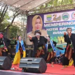Warga Kelurahan Burangrang Lengkong Kota Bandung saat tampil dalam Festival Jawara, Sabtu, 30 September 2023. Jabar EKspres/Hendrik Son.