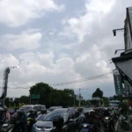 Kemacetan Jalur Cileunyi-Cibiru di Bunderan Cibiru, Kota Bandung.