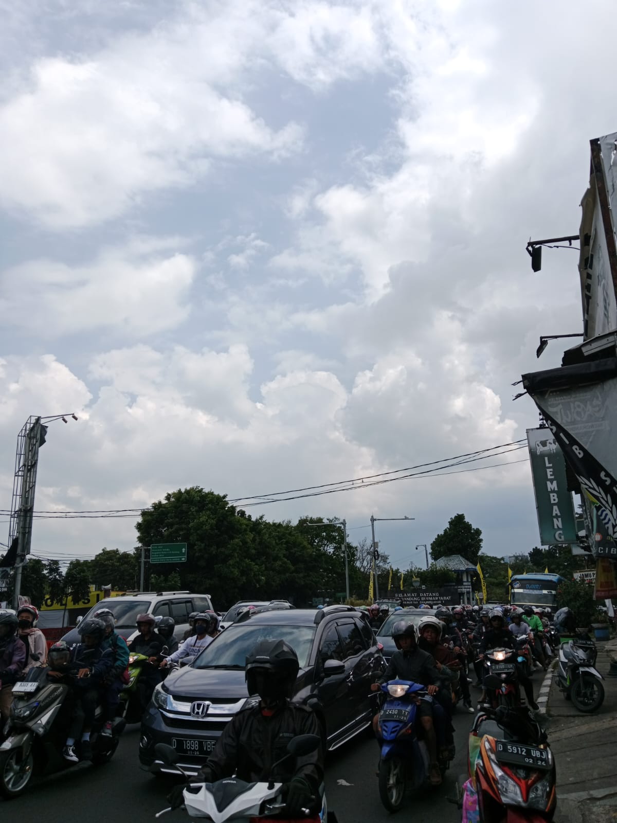 Kemacetan Jalur Cileunyi-Cibiru di Bunderan Cibiru, Kota Bandung.