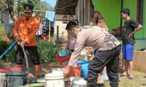 Polisi mendampingi BPBD Ciamis mendistribusikan air bersih di Desa Cibeureum, Kecamatan Sukamantri, Kabupaten Ciamis (2/10).