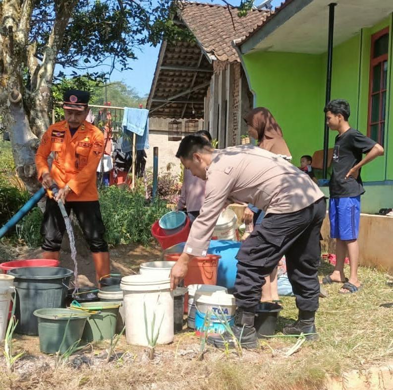 Polisi mendampingi BPBD Ciamis mendistribusikan air bersih di Desa Cibeureum, Kecamatan Sukamantri, Kabupaten Ciamis (2/10).